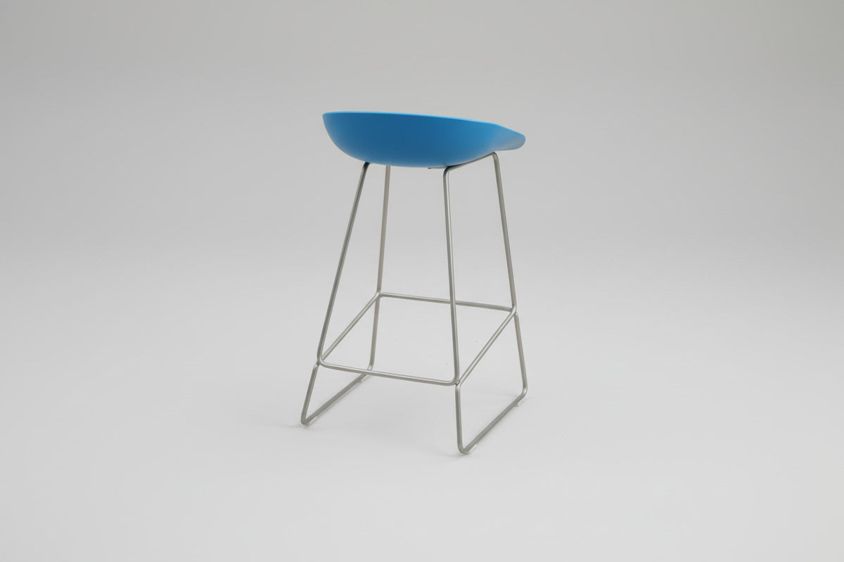HAY About A Stool 38 barstol med blåt sæde og rustfrit stålstel set bagfra