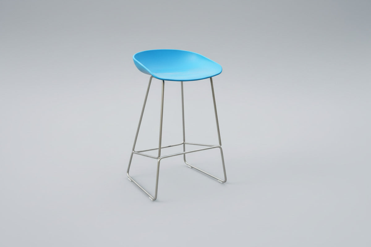 HAY About A Stool AAS 38 barstol i blå med stel i rustfrit stål set skråt