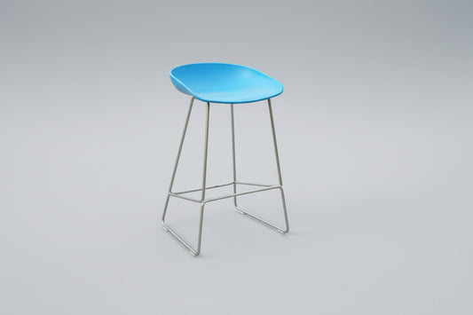 HAY About A Stool AAS 38 barstol i blå med stel i rustfrit stål set skråt