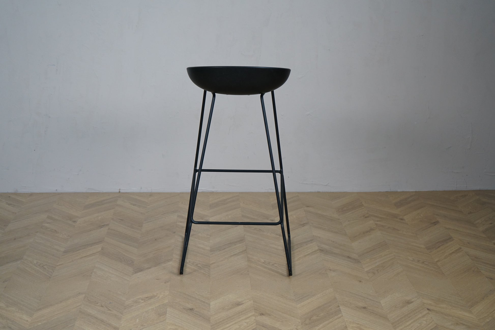 HAY AAS 38 barstol bagfra med kurvet sort sæde og slankt stel