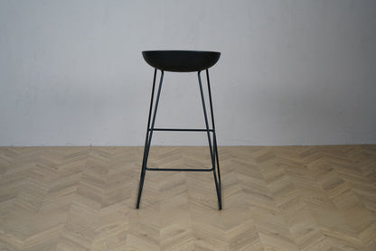 HAY AAS 38 barstol bagfra med kurvet sort sæde og slankt stel