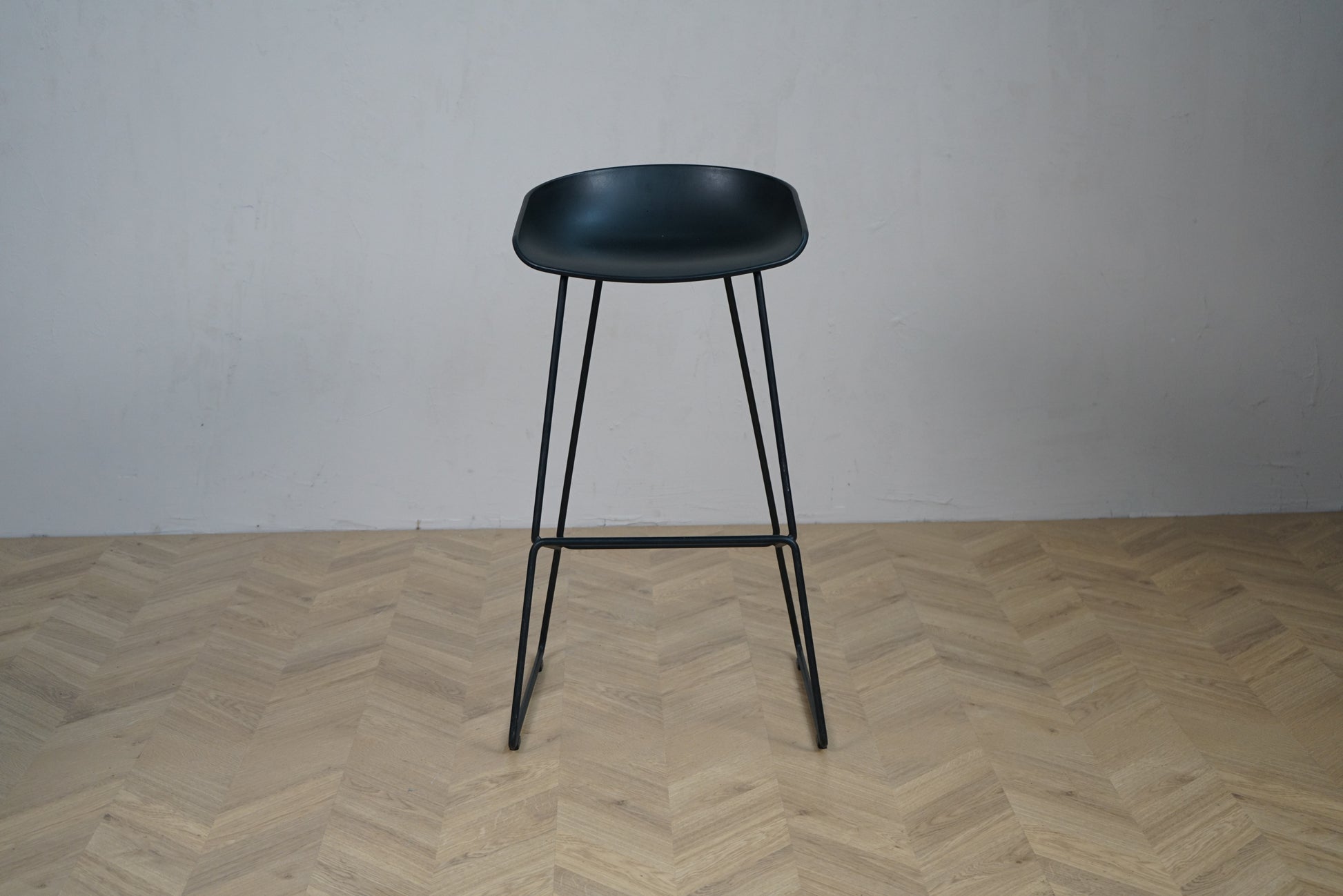 HAY AAS 38 sort barstol med 75 cm siddehøjde – set forfra