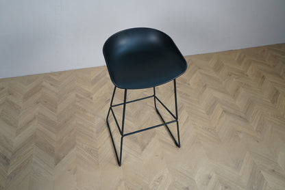 HAY AAS 38 barstol set ovenfra med sort formstøbt sæde