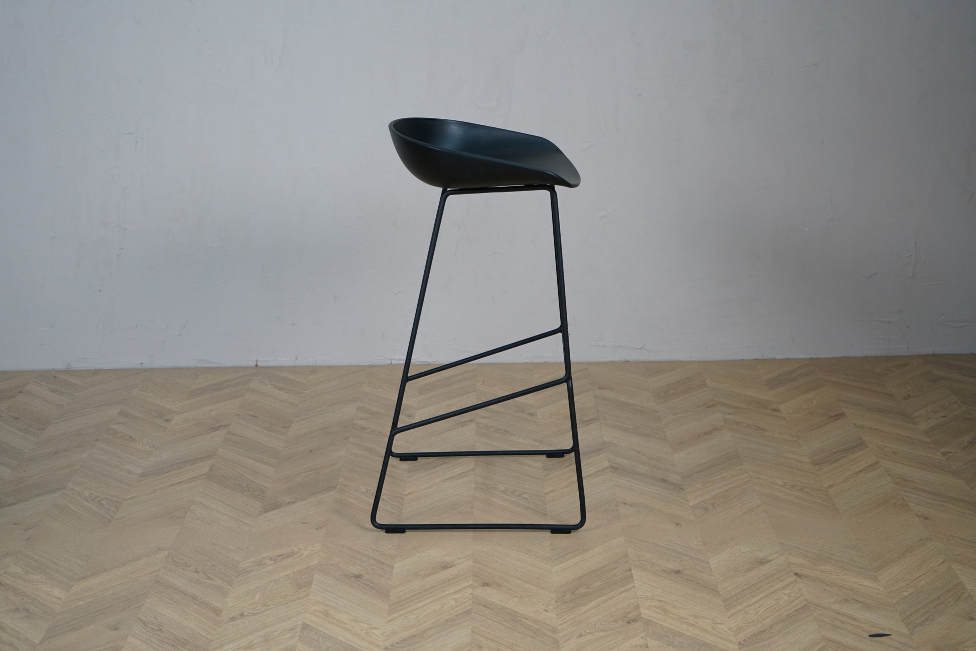 HAY AAS 38 sort barstol set fra siden med pulverlakeret stålstel