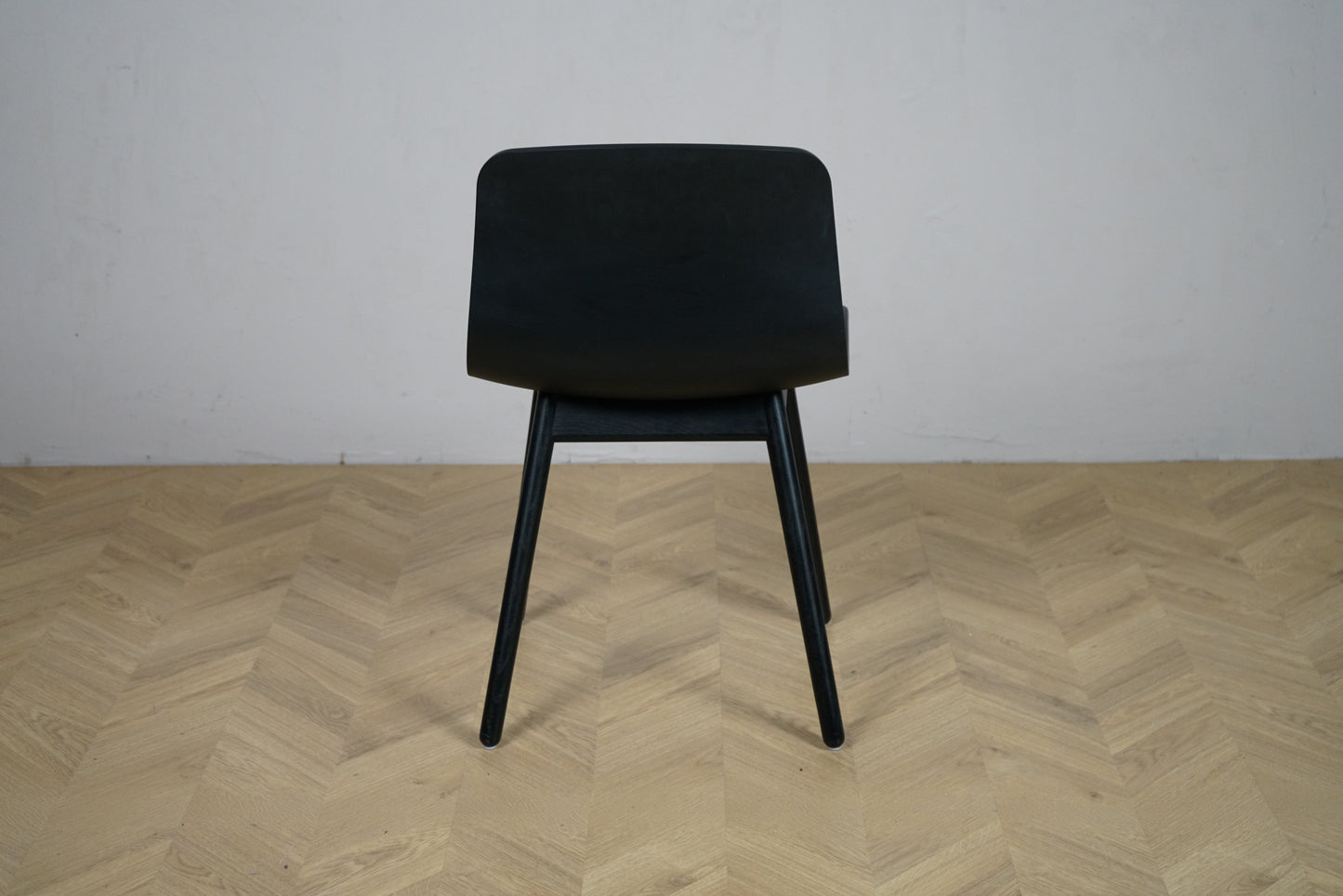 HAY AAS sort café- og spisestol set bagfra med sorte træben