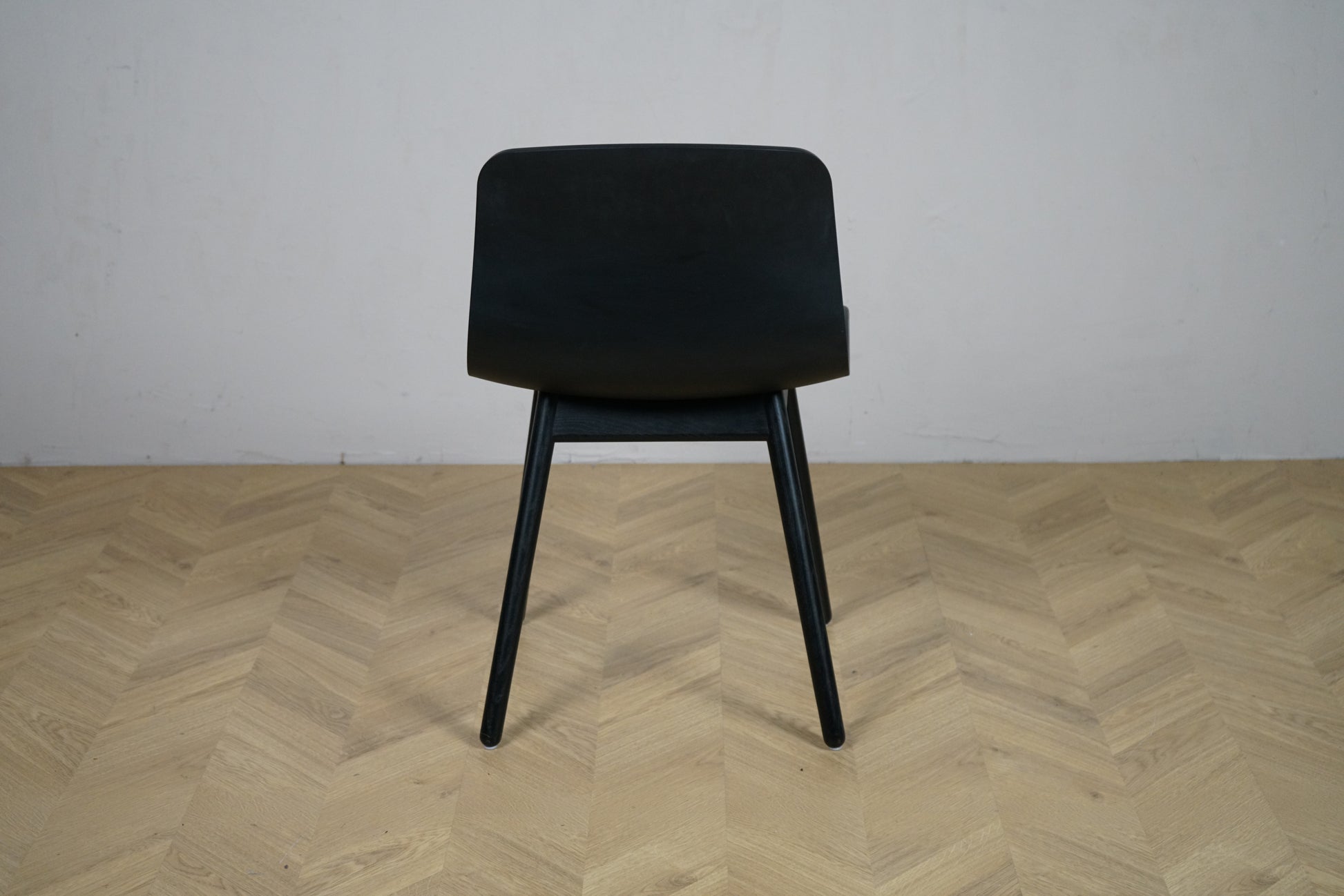 HAY AAS sort café- og spisestol set bagfra med sorte træben