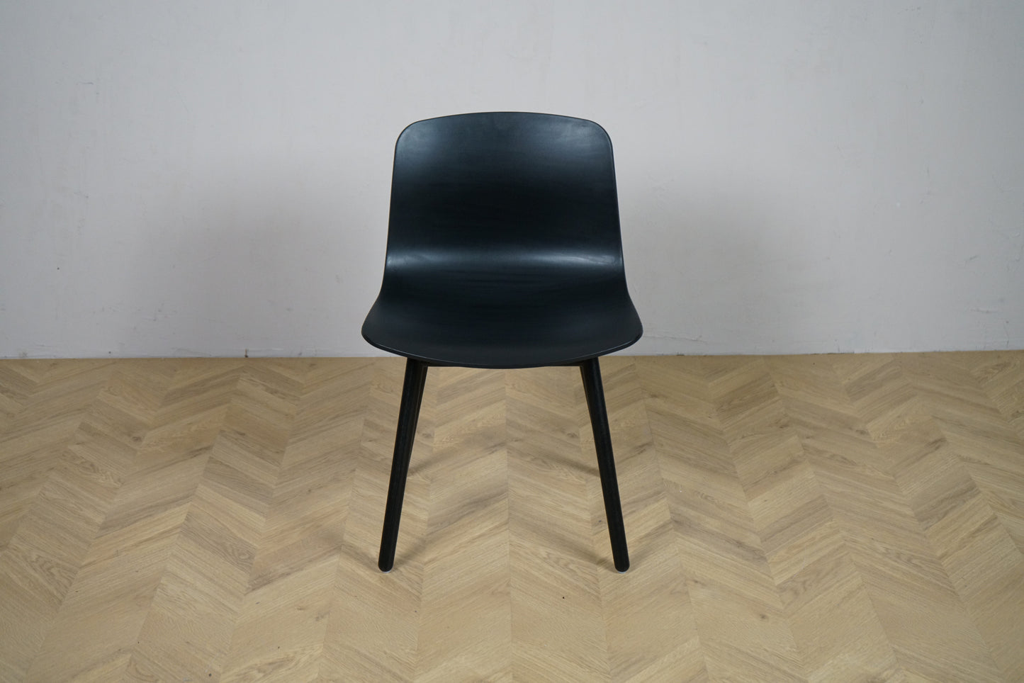 HAY AAS sort café- og spisestol med sorte træben set forfra