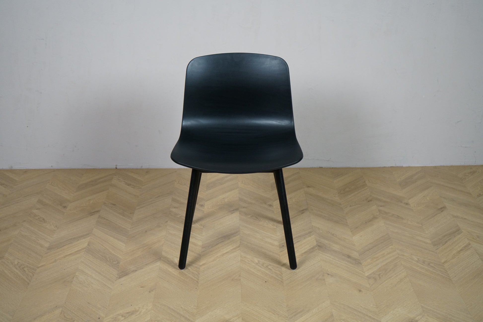 HAY AAS sort café- og spisestol med sorte træben set forfra