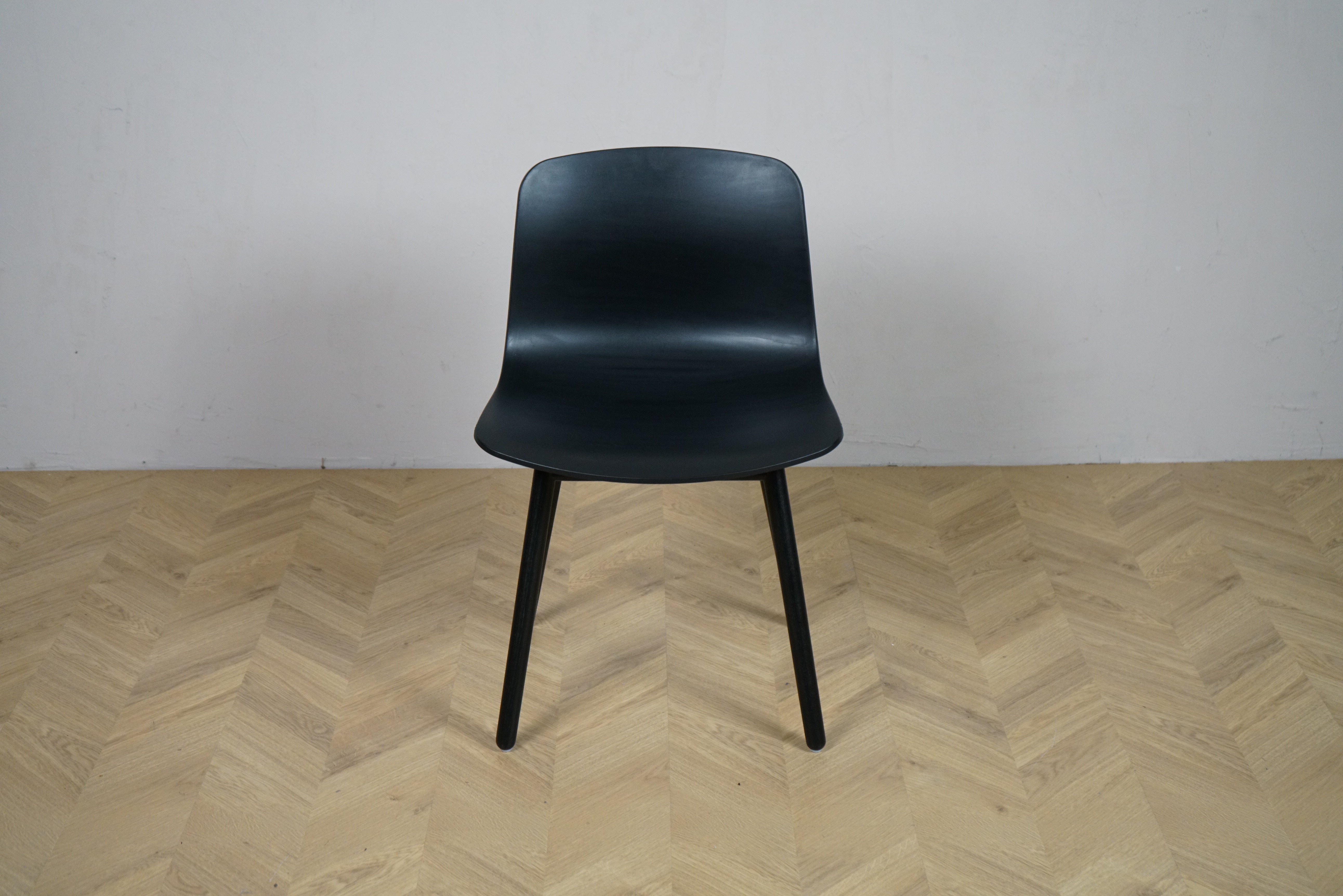 HAY AAS sort café- og spisestol med sorte træben set forfra