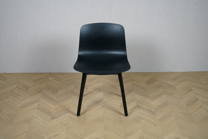 HAY AAS sort café- og spisestol med sorte træben set forfra