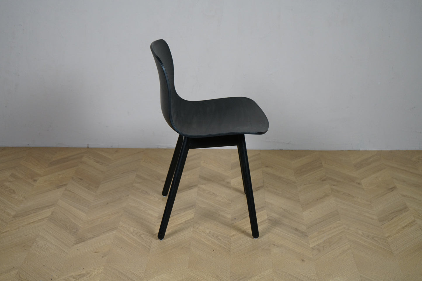 HAY AAS sort stol set fra siden med træben og siddehøjde 46 cm