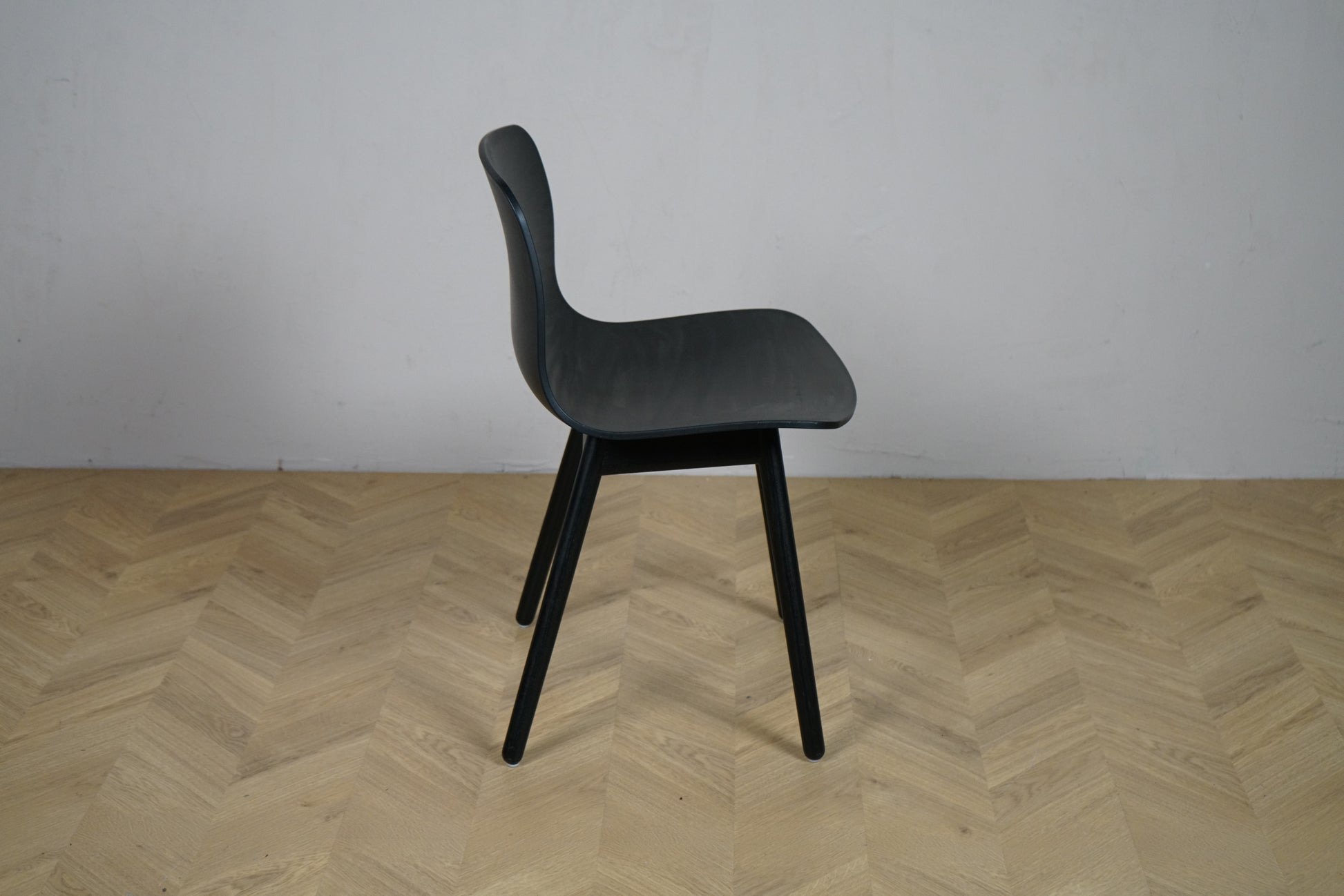 HAY AAS sort stol set fra siden med træben og siddehøjde 46 cm