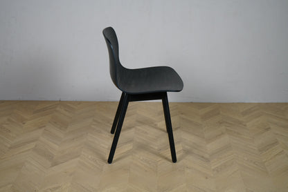 HAY AAS sort stol set fra siden med træben og siddehøjde 46 cm