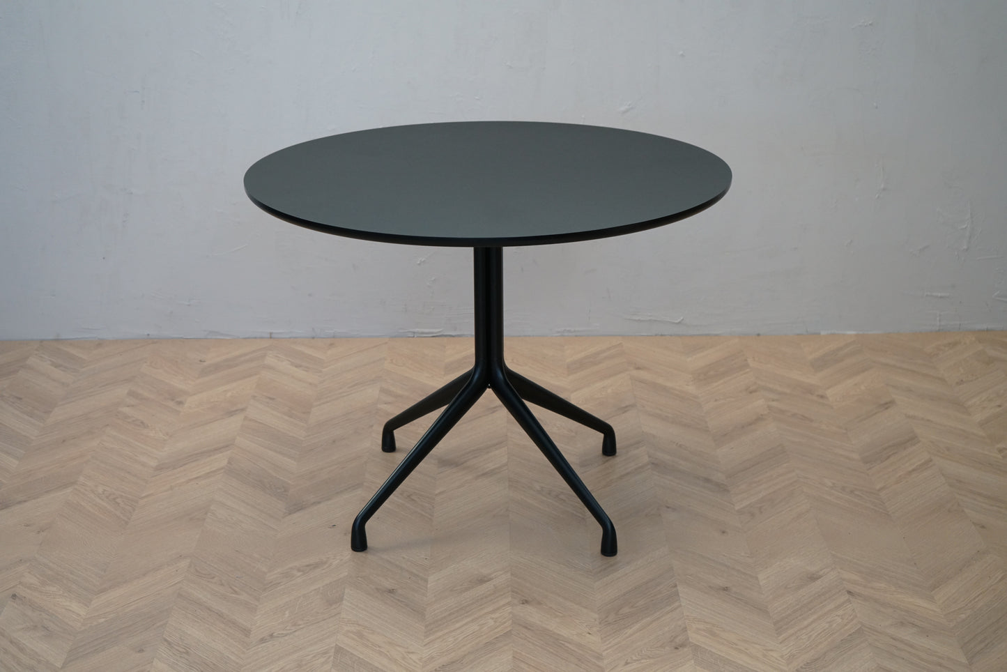 HAY About A Table AAT20 rundt bord Ø100 i linoleum set forfra