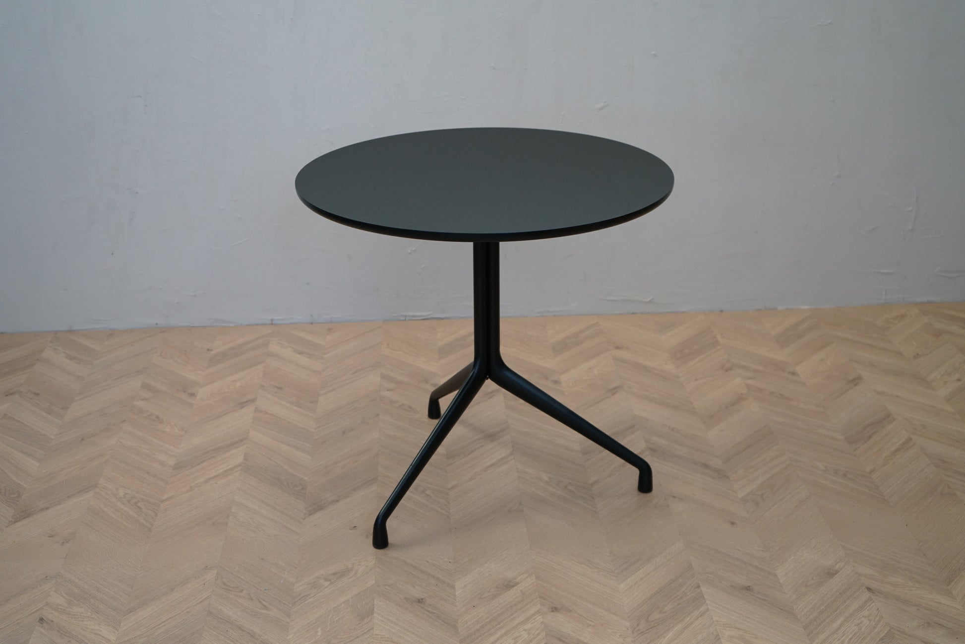 HAY About A Table AAT20 rundt bord Ø80 i linoleum set forfra