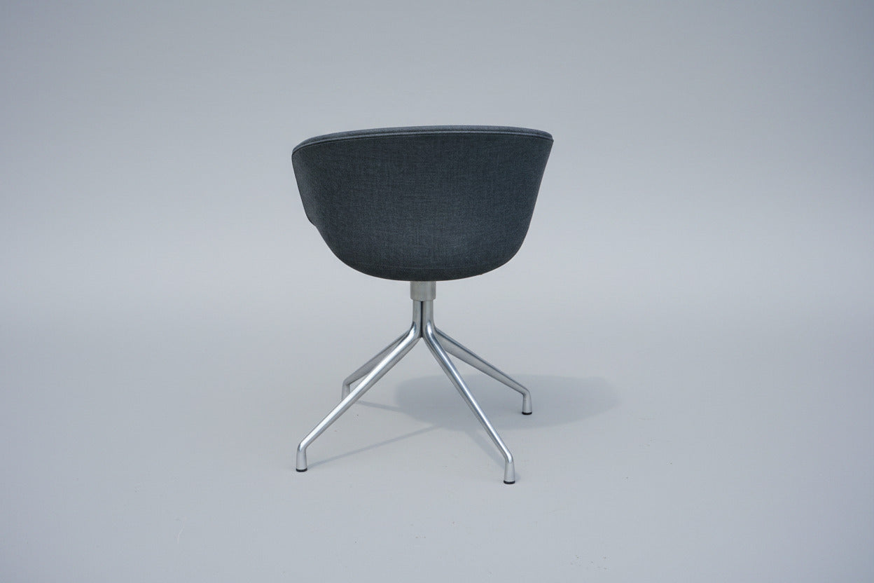 HAY About A Chair 21 AAC stol med grå uldpolstring og krom drejestel set bagfra