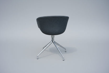 HAY About A Chair 21 AAC stol med grå uldpolstring og krom drejestel set bagfra