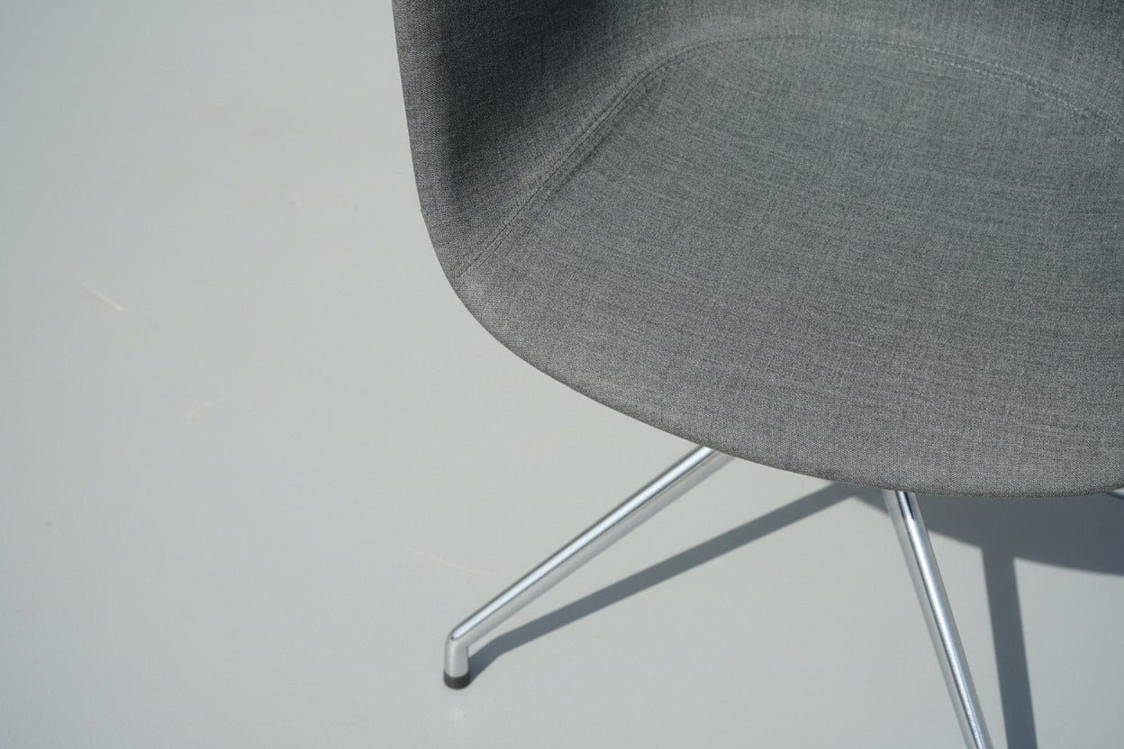 Close-up af HAY About A Chair 21 AAC med grå uldpolstring og krom drejestel