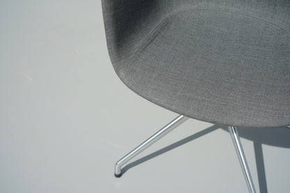 Close-up af HAY About A Chair 21 AAC med grå uldpolstring og krom drejestel