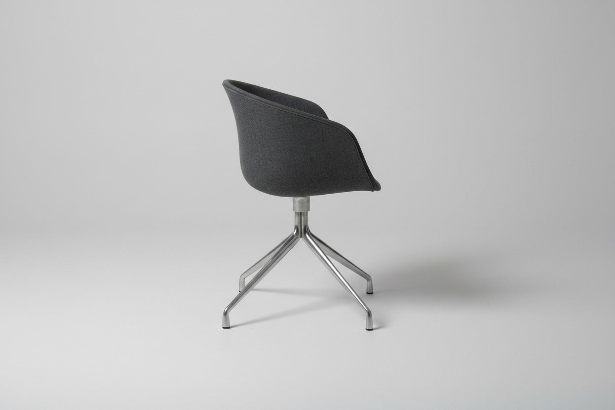 HAY About A Chair 21 AAC mødestol i grå uld med krom drejestel set fra siden