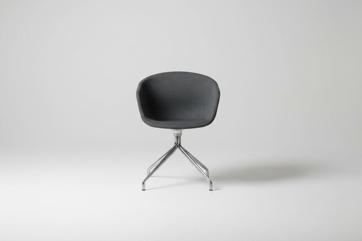 HAY About A Chair 21 AAC stol i grå uld med krom drejestel set forfra