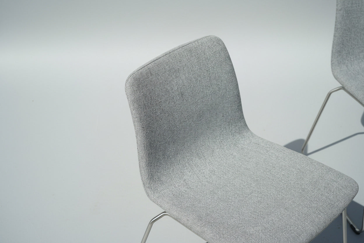 Close-up af grå polstring på HAY About A Chair AAC 09 designstol