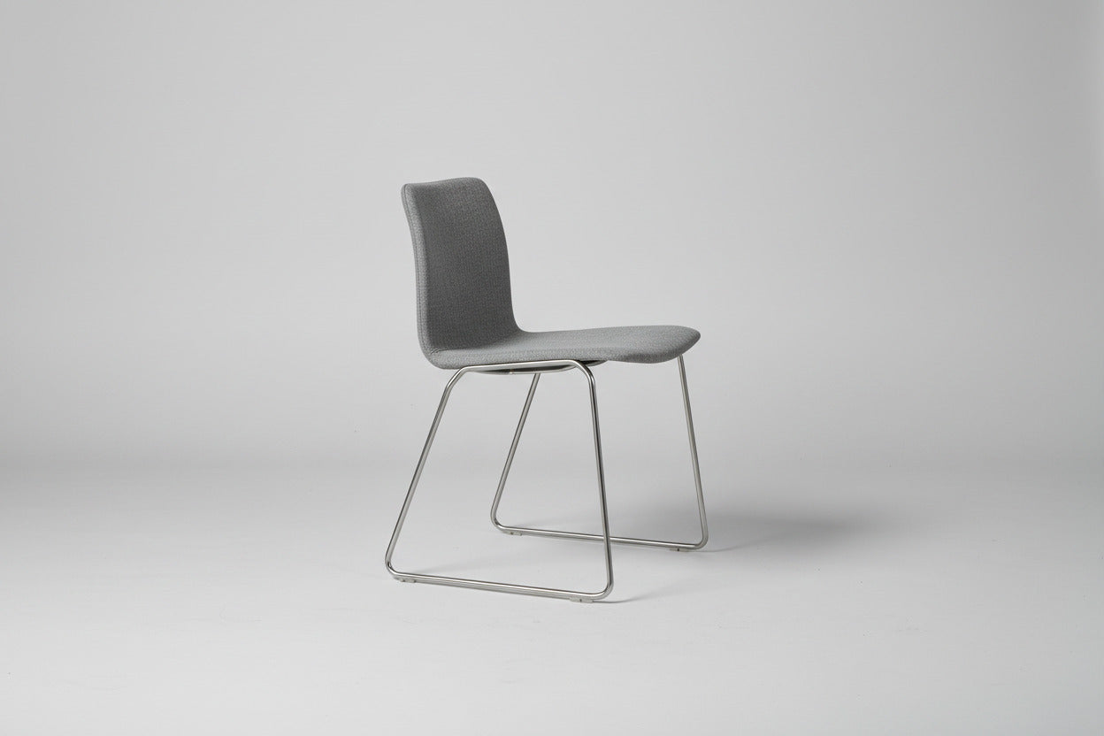 HAY About A Chair AAC 09 med grå polstring og krom medestel set forfra