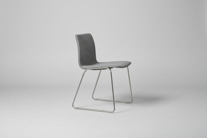 HAY About A Chair AAC 09 med grå polstring og krom medestel set forfra