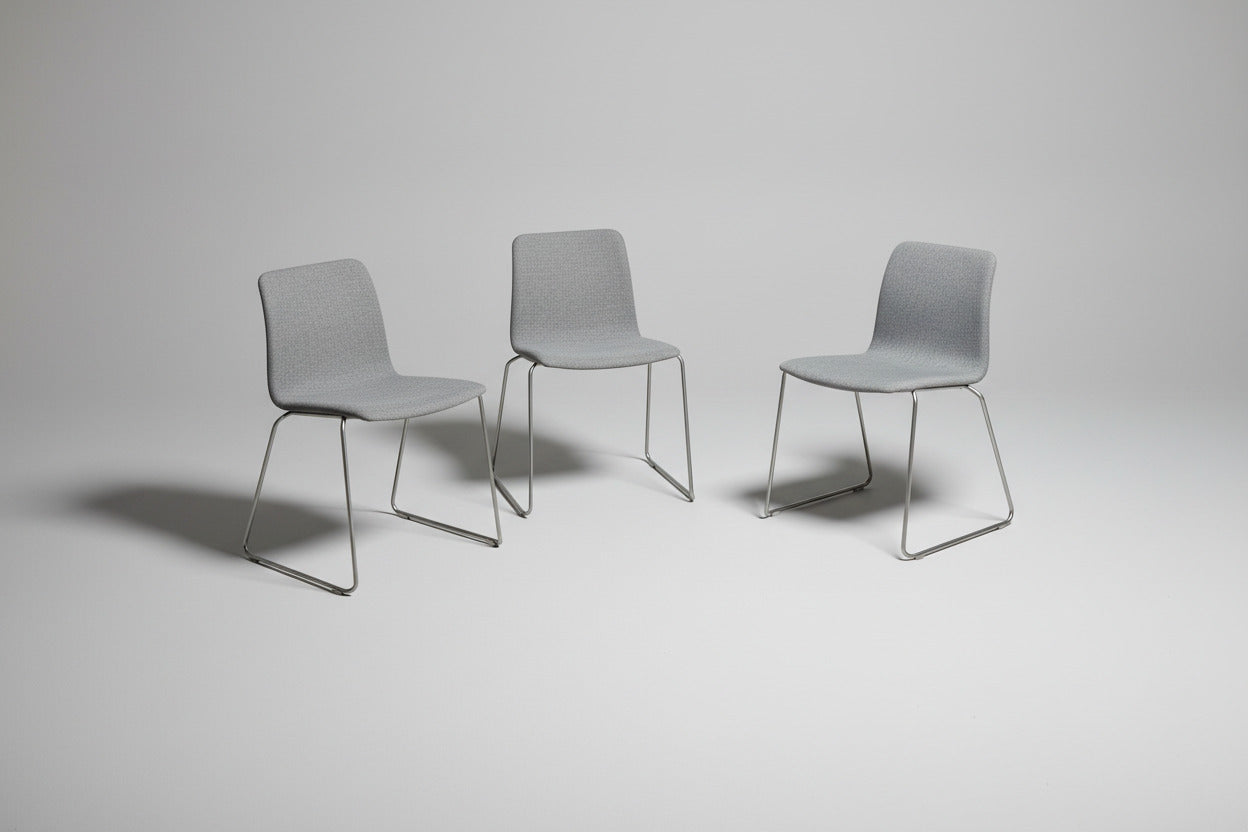 HAY About A Chair AAC 09 stole med grå polstring og krom medestel samlet