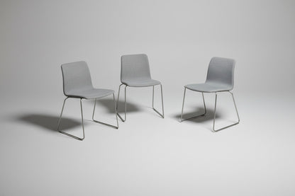 HAY About A Chair AAC 09 stole med grå polstring og krom medestel samlet