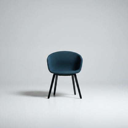 HAY About A Chair AAC 23 med mørkeblå polstring og ben i sort eg set forfra