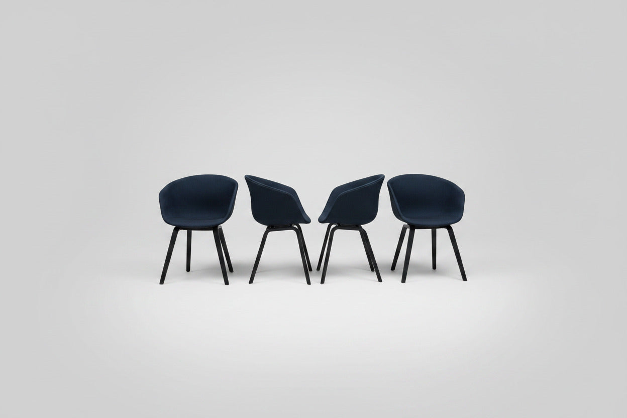 HAY About A Chair AAC 23 med mørkeblå polstring og ben i sort eg set fra siden