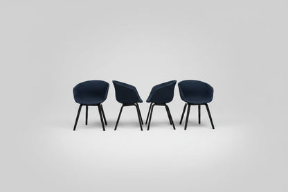 HAY About A Chair AAC 23 med mørkeblå polstring og ben i sort eg set fra siden