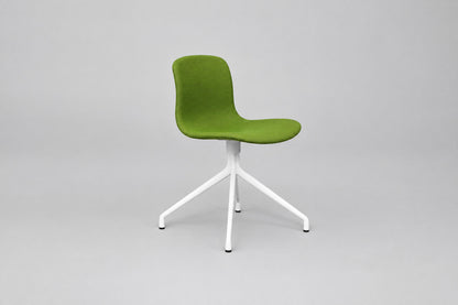 HAY AAC10 designstol i grønt stof med hvidt drejestel designet af Hee Welling set skråt