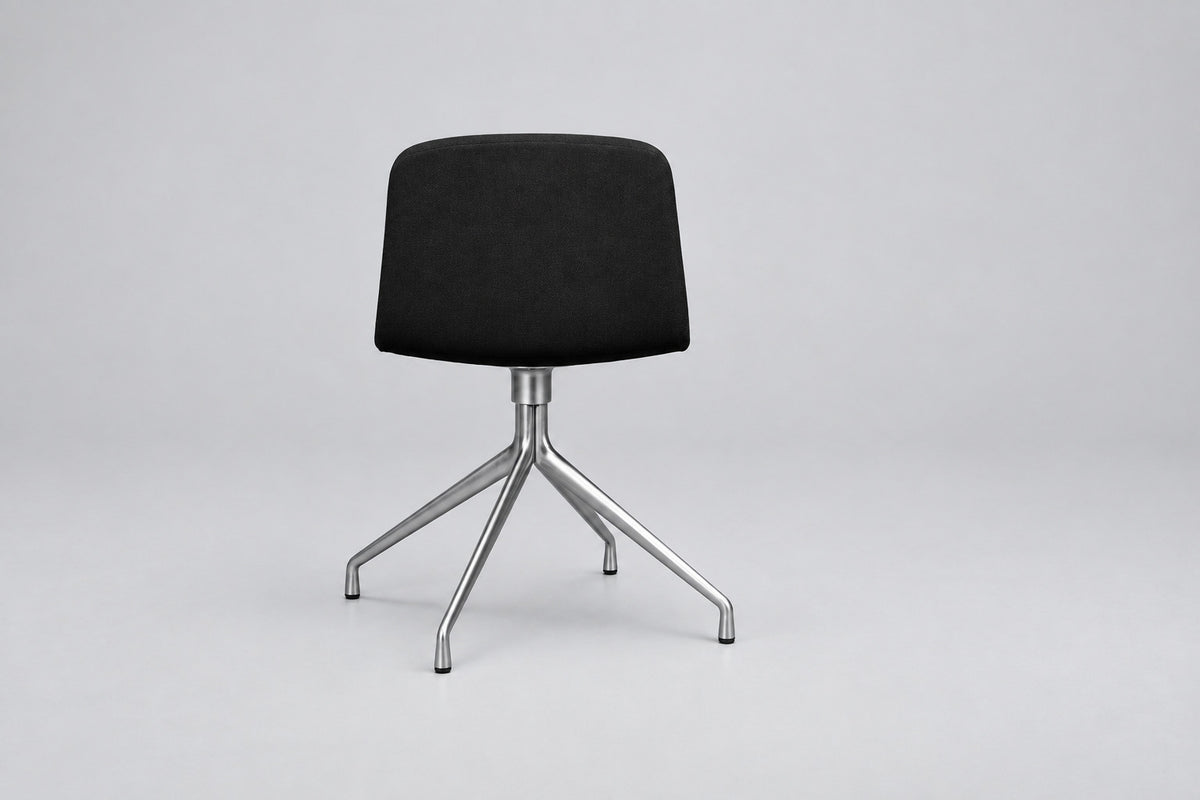 HAY About a Chair AAC10 designstol med sort polstret ryg og krom drejestel set bagfra