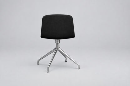 HAY About a Chair AAC10 designstol med sort polstret ryg og krom drejestel set bagfra
