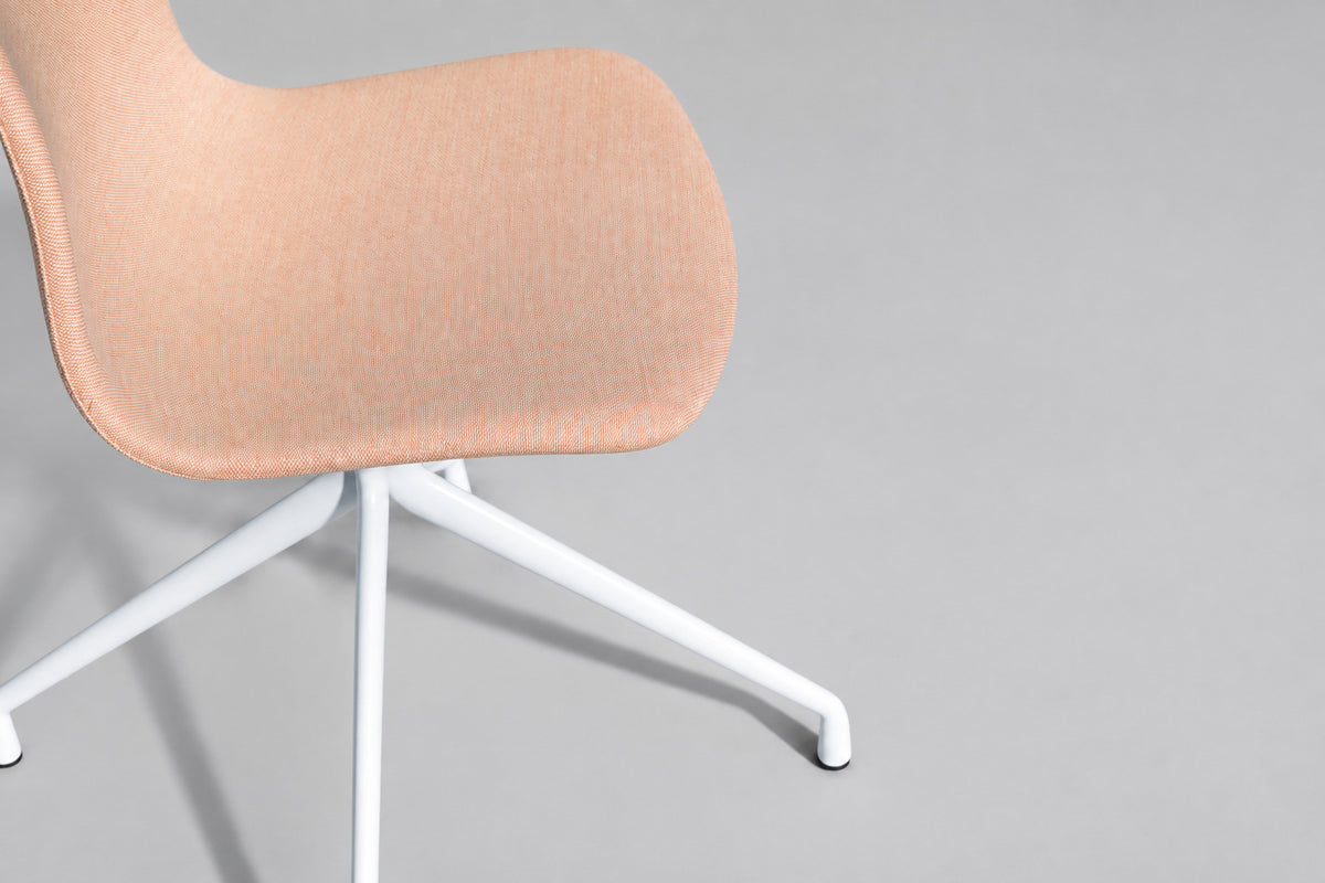 HAY AAC10 designstol i lyserødt stof med hvidt drejestel designet af Hee Welling set skråt