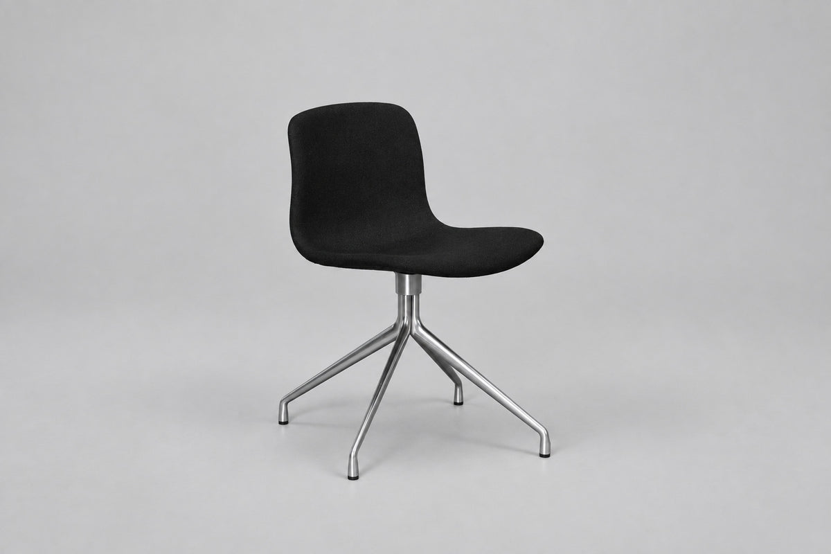HAY About a Chair AAC10 mødestol designet af Hee Welling med sort polstring og krom drejestel set skråt