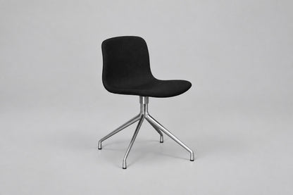 HAY About a Chair AAC10 mødestol designet af Hee Welling med sort polstring og krom drejestel set skråt