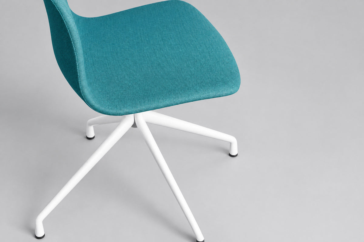 HAY AAC10 designstol i turkis stof med hvidt drejestel designet af Hee Welling set skråt