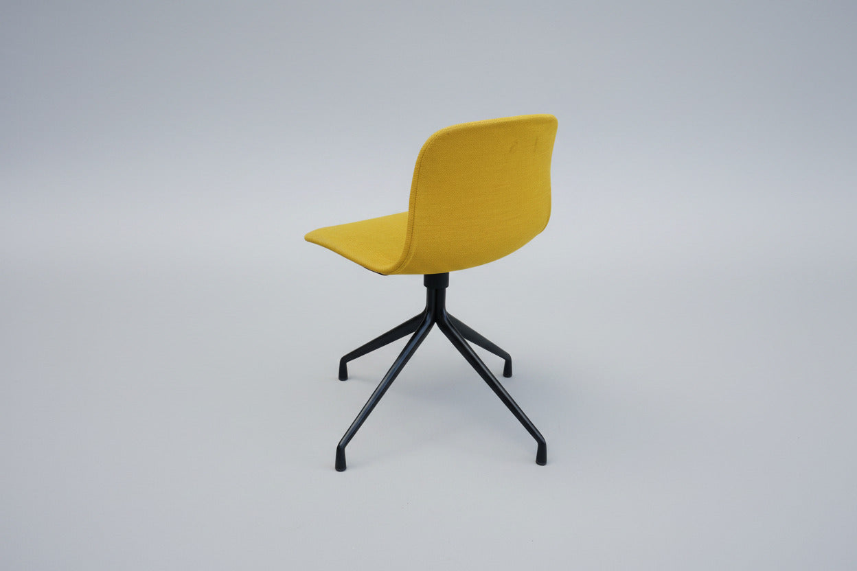 HAY About A Chair AAC11 gul polstret konferencestol set bagfra