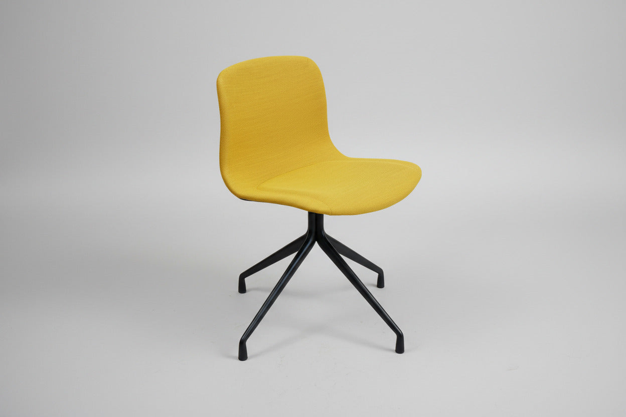 HAY About A Chair AAC11 gul polstret mødestol designet af Hee Welling set skråt