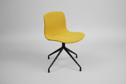 HAY About A Chair AAC11 gul polstret mødestol designet af Hee Welling set skråt
