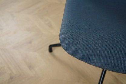 Close-up af blåt stof på HAY About A Chair med høj siddekomfort