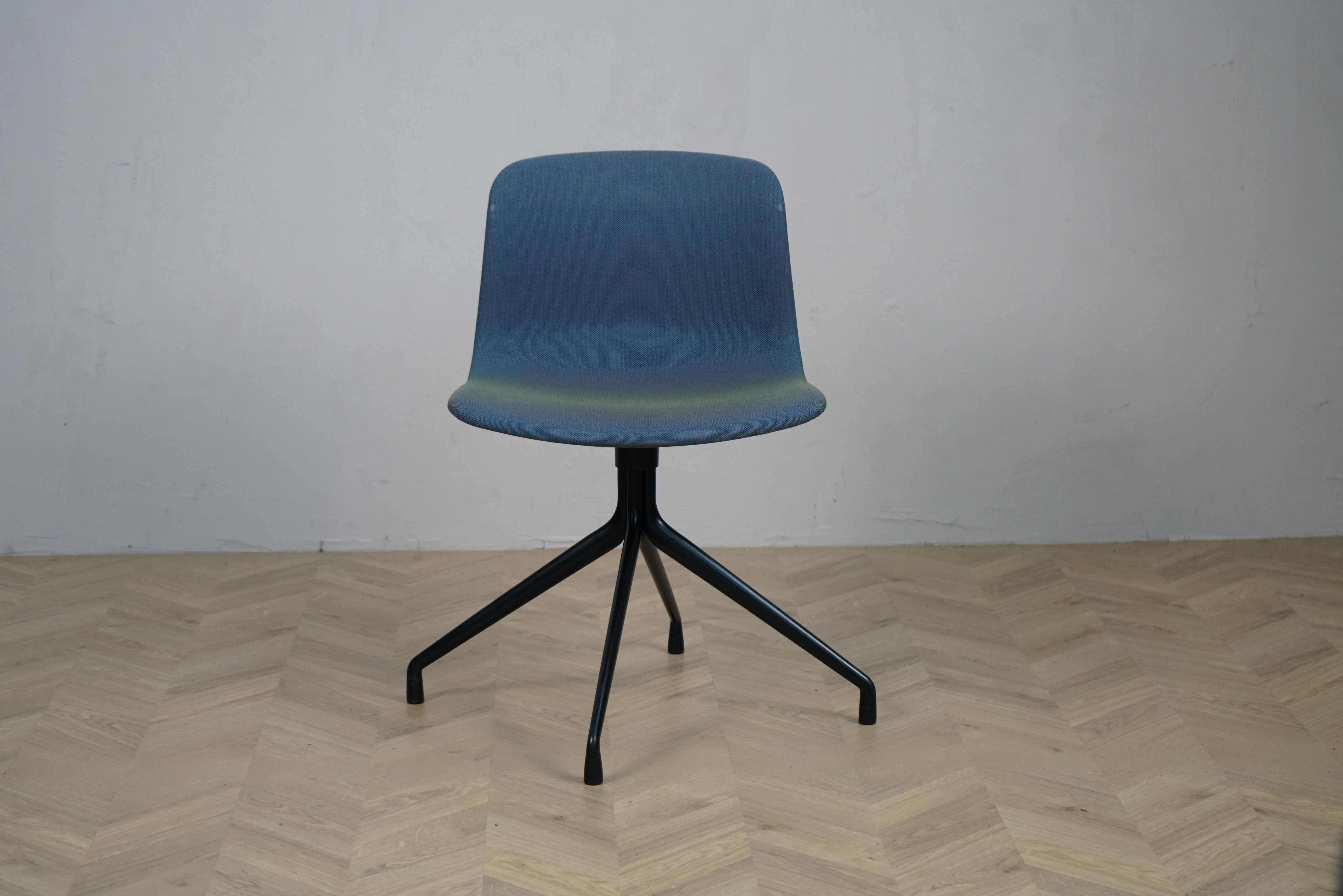 HAY About A Chair stol i blåt stof med sort drejestel set forfra