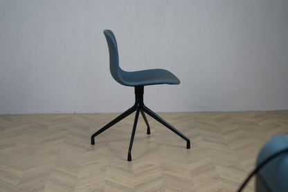 HAY About A Chair mødestol i blåt stof set fra siden