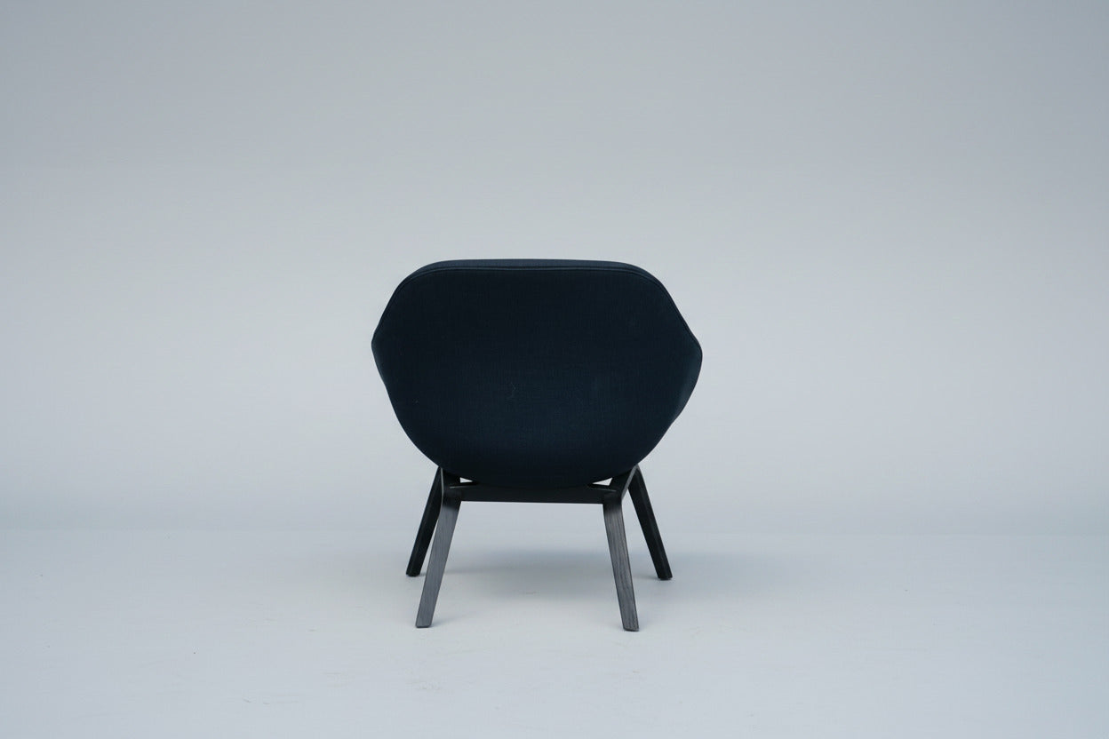 HAY About A Lounge Chair 83 AAL loungestol med mørkeblå polstring og sort træstel set bagfra