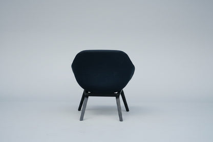 HAY About A Lounge Chair 83 AAL loungestol med mørkeblå polstring og sort træstel set bagfra