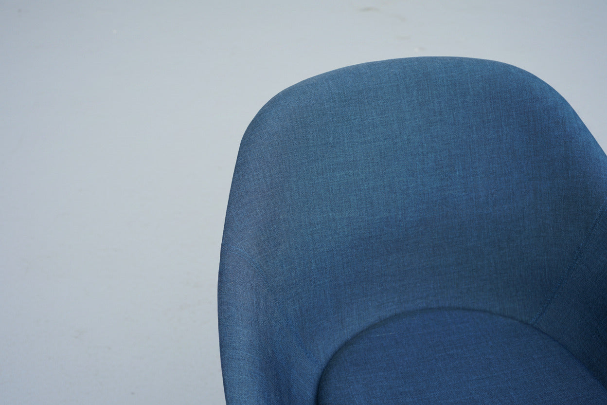 Close-up af HAY About A Lounge Chair 83 AAL med mørkeblå polstring og sortbejdset træstel