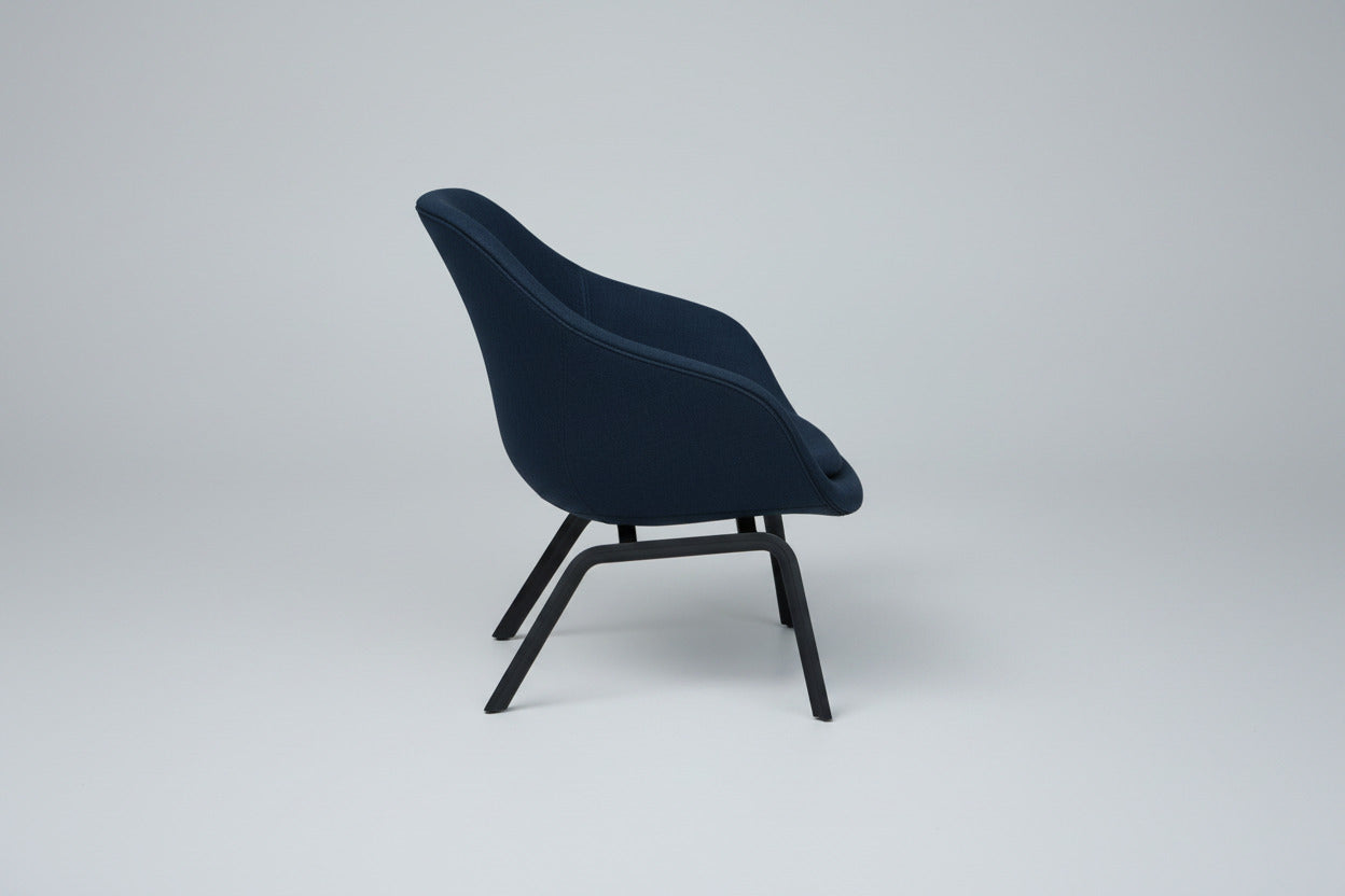 HAY About A Lounge Chair 83 AAL loungestol i mørkeblåt stof set fra siden